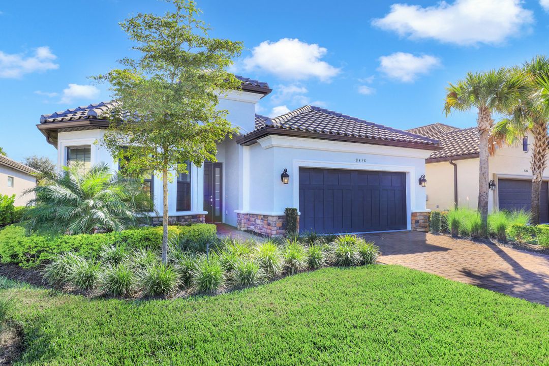 8458 Sevilla Ct, Naples, FL 34114