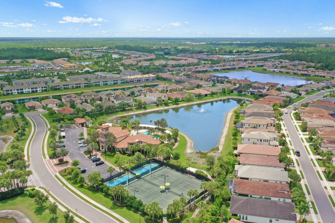 9231 Shadow Oak Ln, Naples, FL 34120