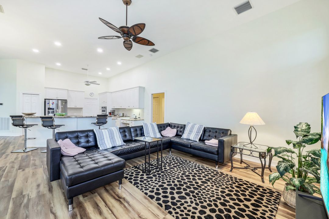 606 Shoreline Dr, Naples, FL 34119