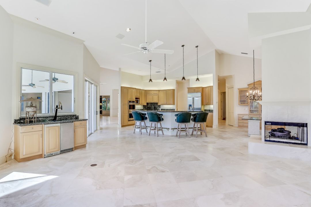 969 Barcarmil Way, Naples, FL 34110