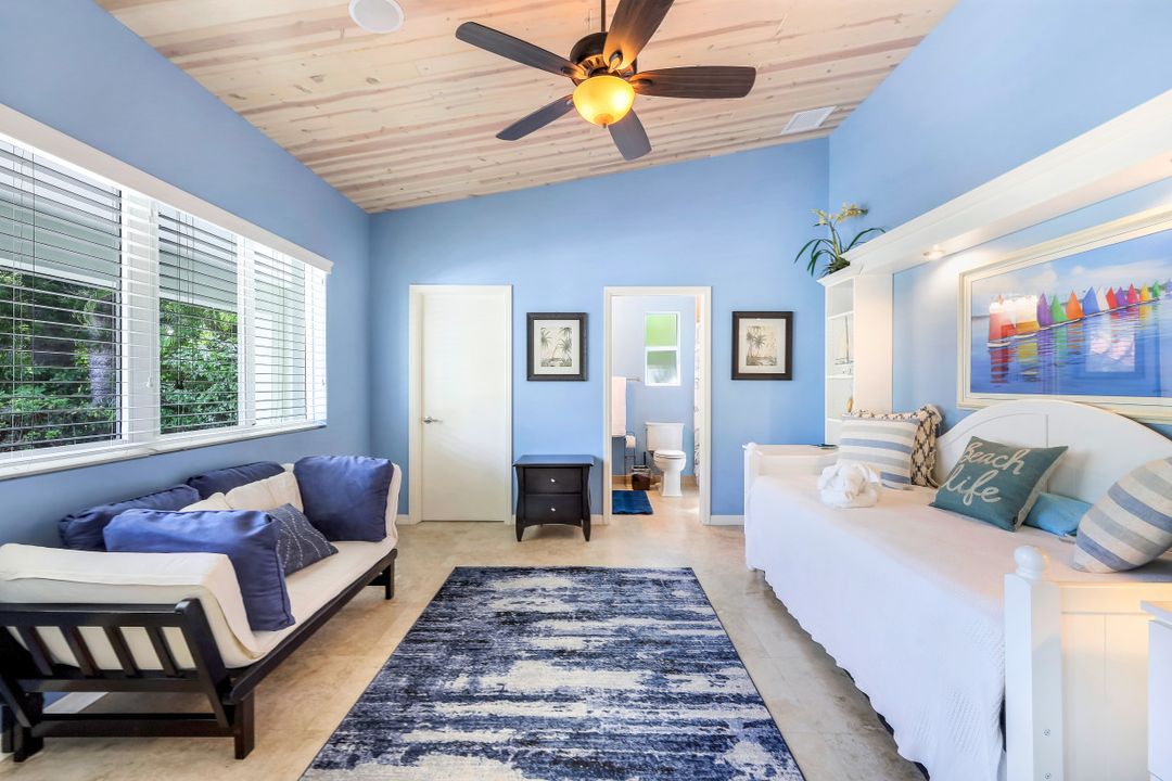 657 91st Ave N, Naples, FL 34108