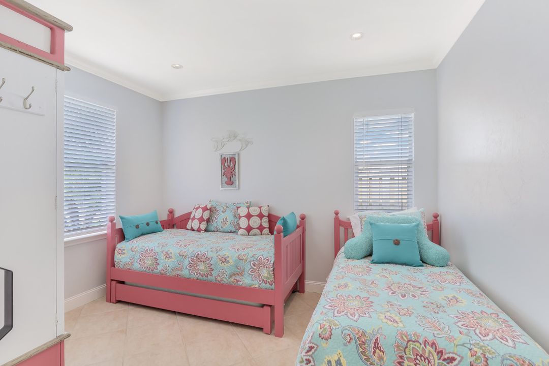 557 96th Ave N, Naples, FL 34108