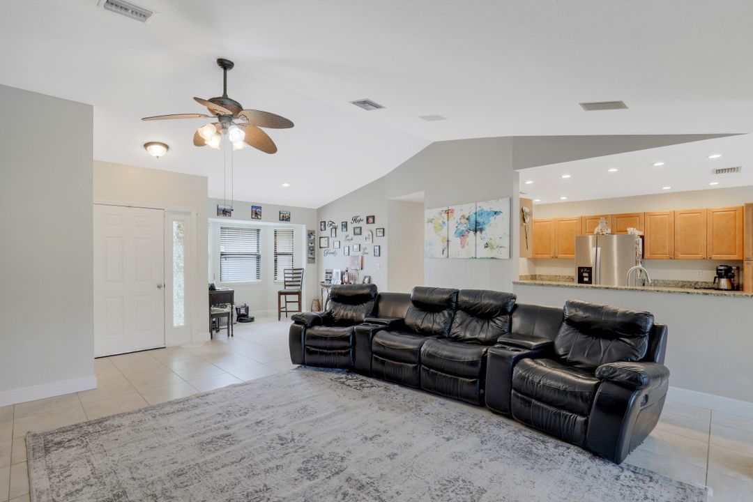 1941 Oakes Blvd, Naples, FL 34119