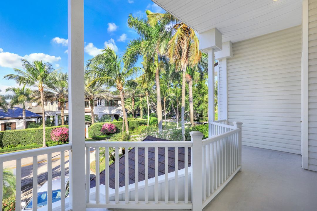 160 3rd St N, Naples, FL 34102