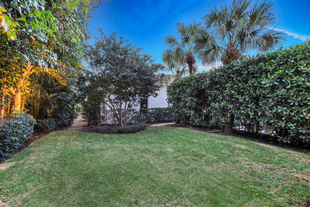 2086 Torino Way, Naples, FL 34105