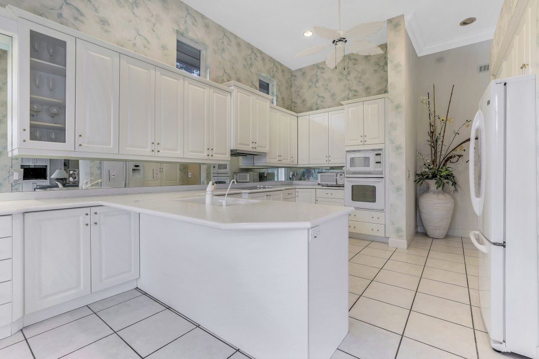 987 Barcarmil Way, Naples, FL 34110