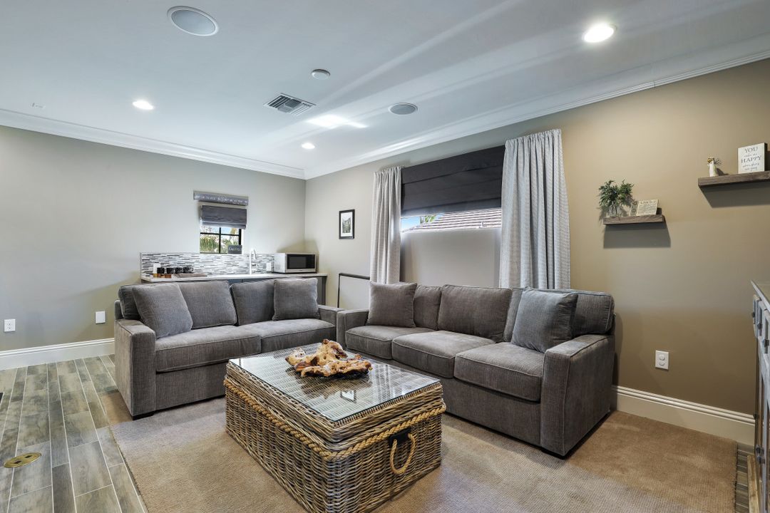 9067 Breakwater Dr, Naples, FL 34120