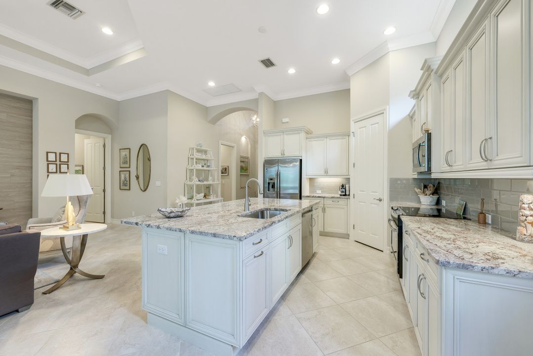 7375 Lantana Cir, Naples, FL 34119