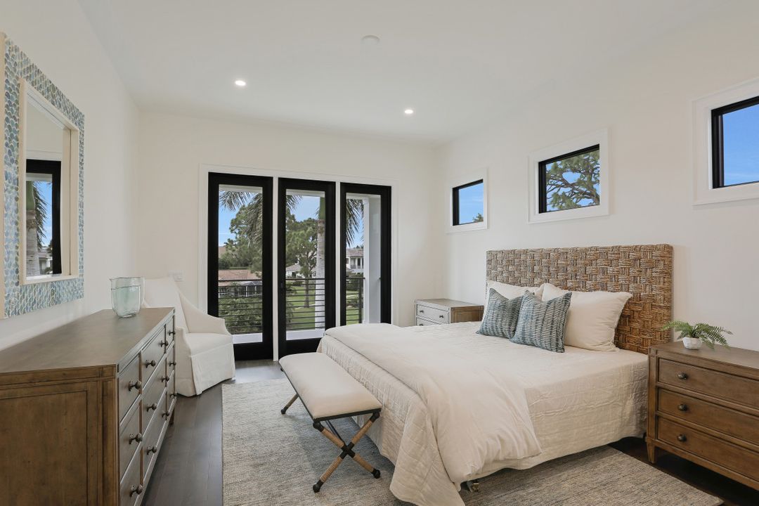 725 Parkview Ln, Naples, FL 34103