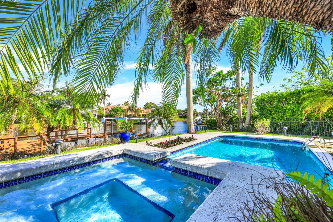 925 Spyglass Ln, Naples, FL 34102