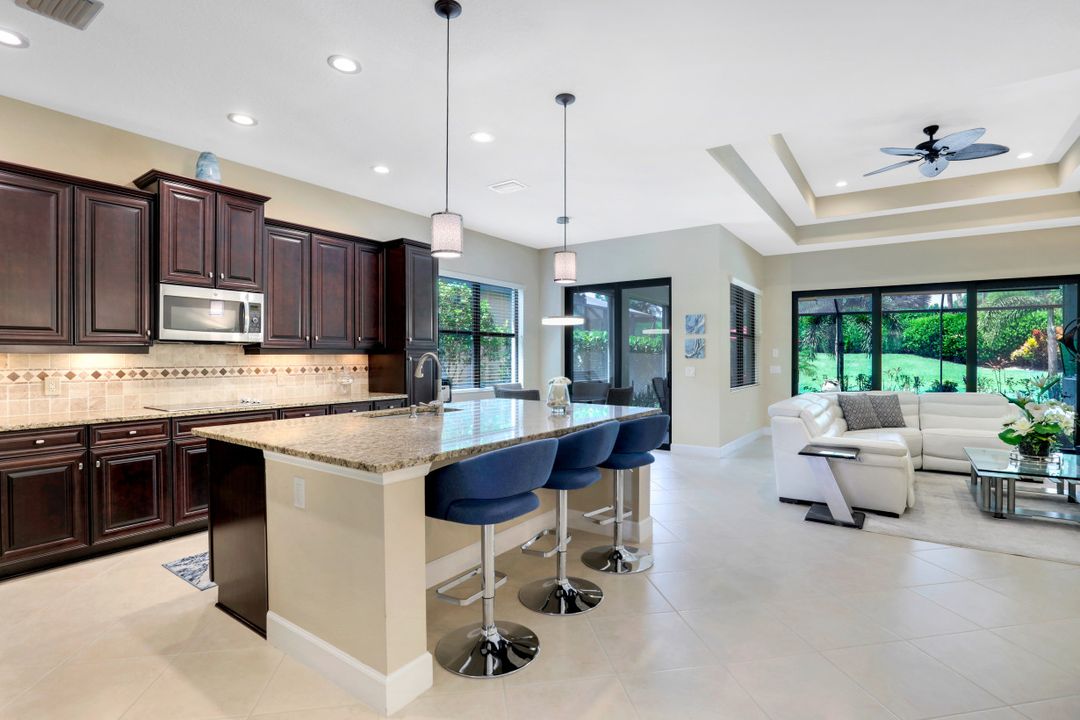 9097 Isla Bella Cir, Bonita Springs, FL 34135