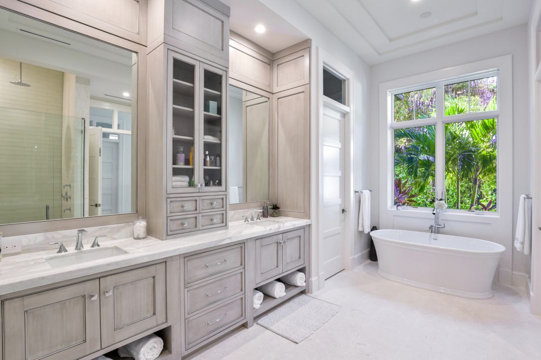 810 Bentwood Dr, Naples, FL 34108