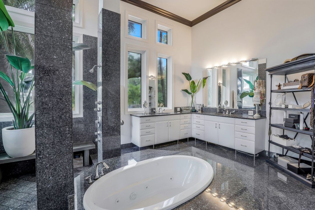 6262 Standing Oaks Ln, Naples, FL 34119