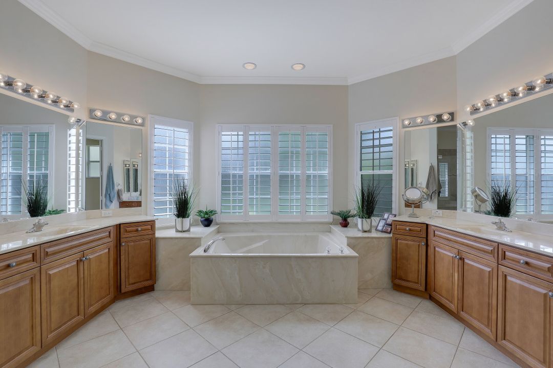 562 14th St SE, Naples, FL 34102