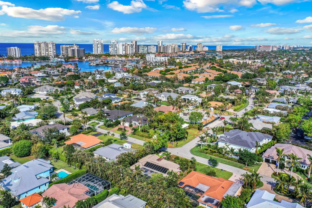 696 Fountainhead Ln, Naples, FL 34103