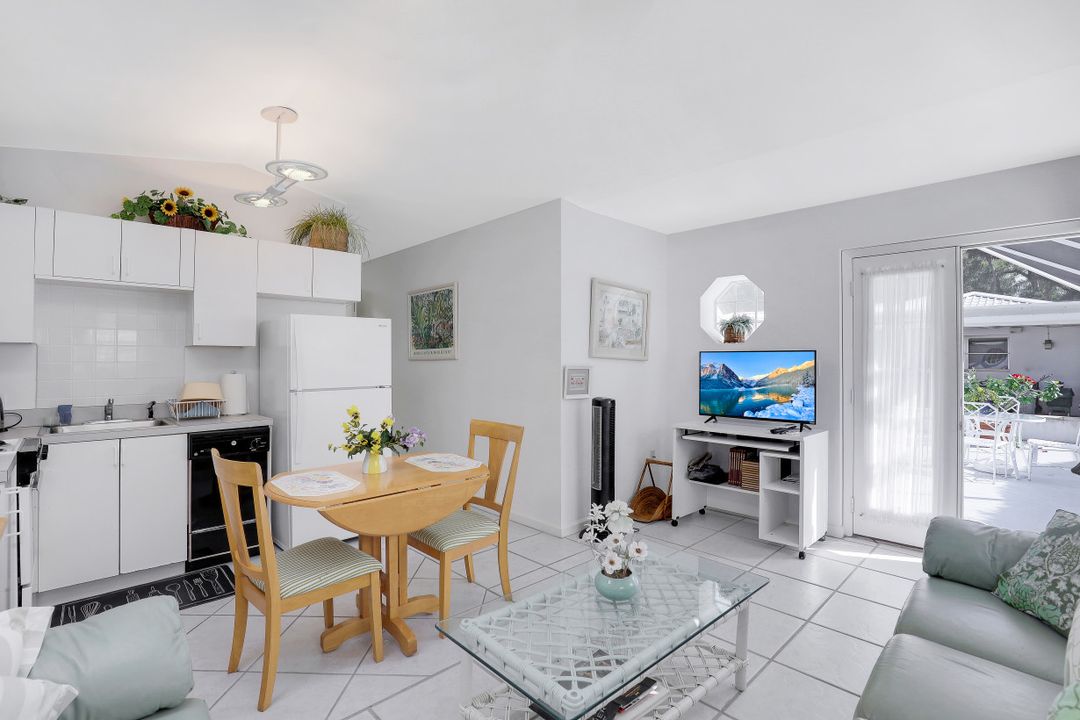 349 2nd Ave N, Naples, FL 34102