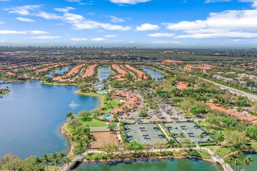 4000 Isla Ciudad Ct, Naples, FL 34109