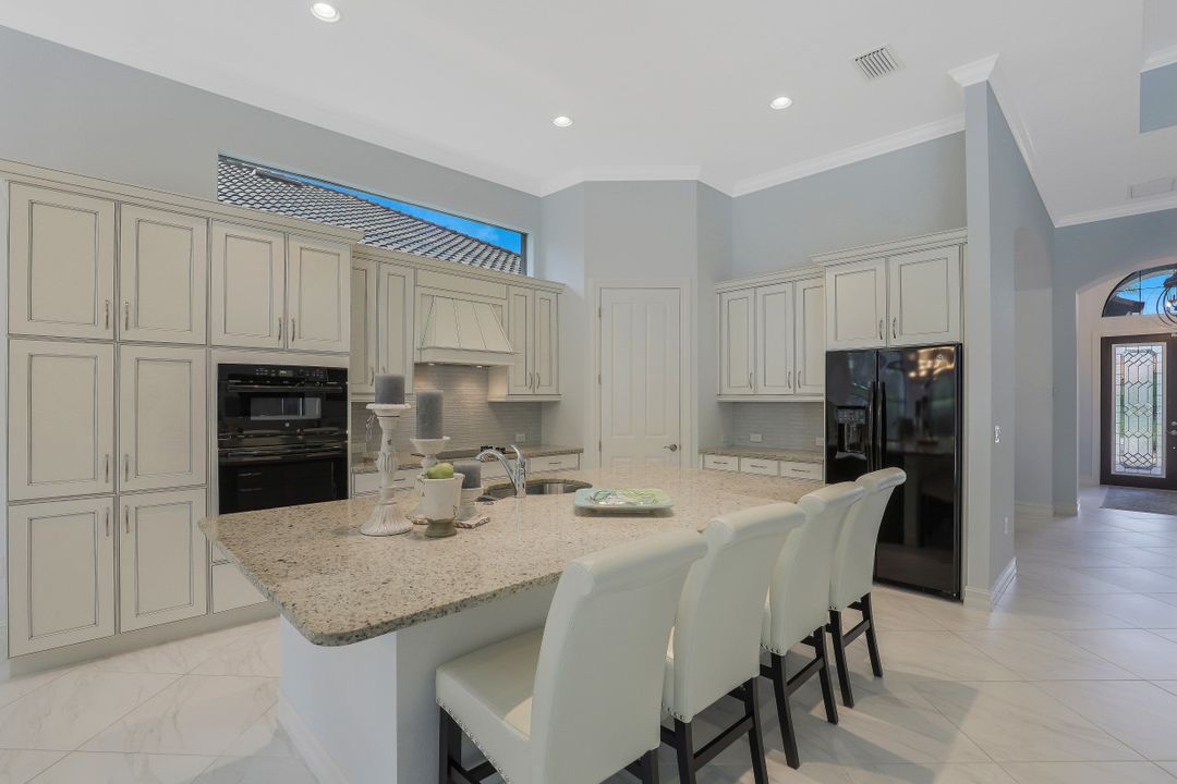 7497 Lantana Cir, Naples, FL 34119