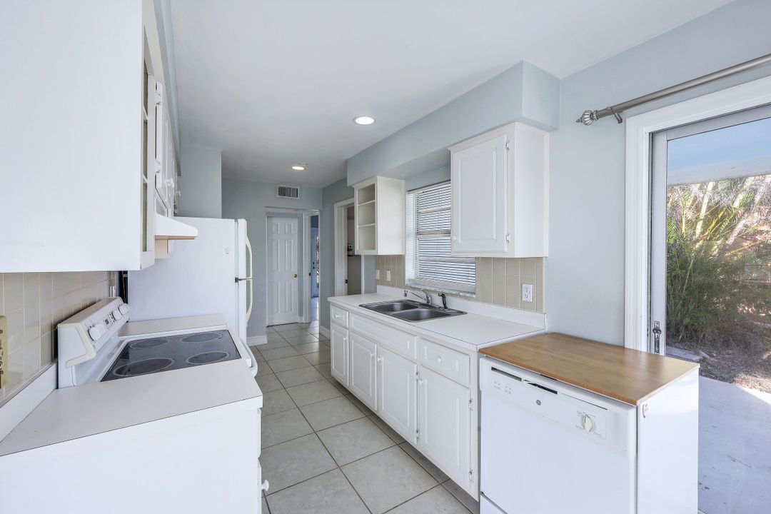 513 104th Ave N, Naples, FL 34108