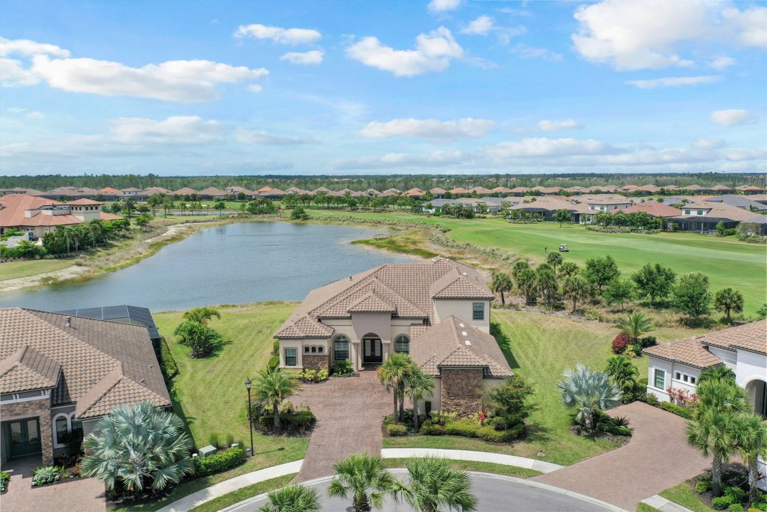 9004 Sorreno Ct, Naples, FL 34119