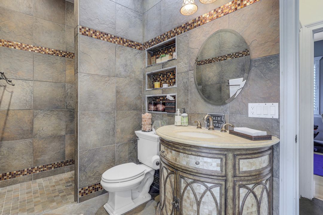 9925 Clear Lake Cir, Naples, FL 34109