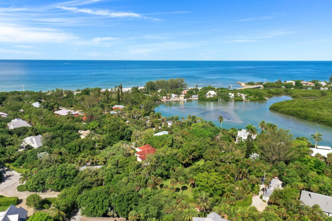 2562 Coconut Dr, Sanibel, FL 33957