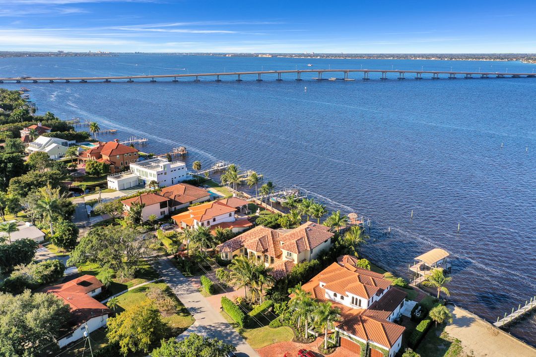 3944 W Riverside Dr, Fort Myers, FL 33901