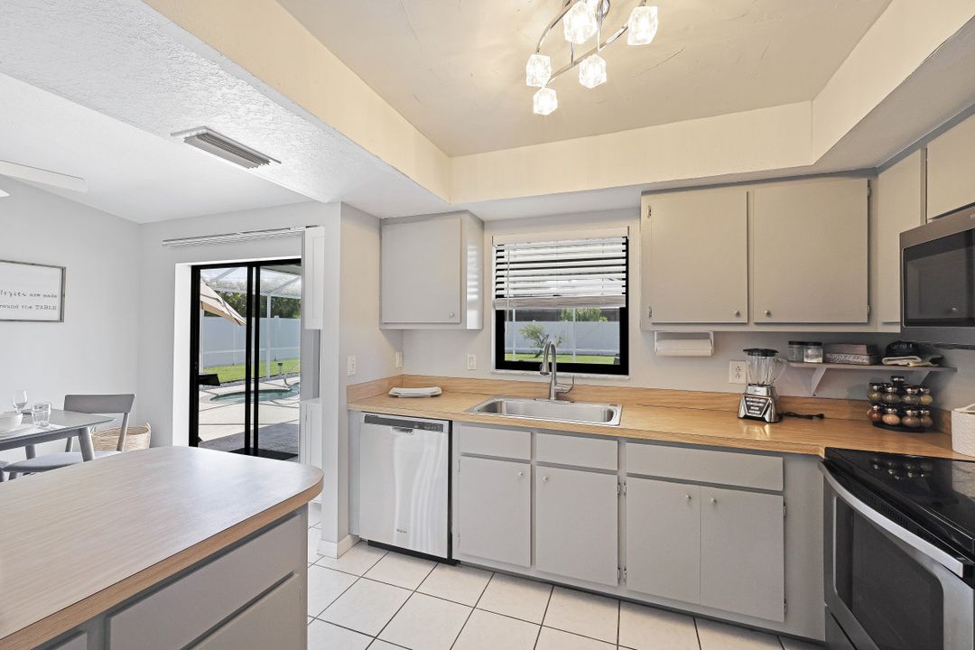 1909 SE 8th Ave, Cape Coral, FL 33990