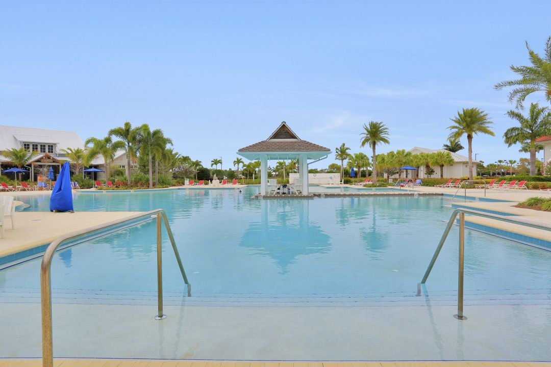 6462 Warwick Ave, Naples, FL 34113