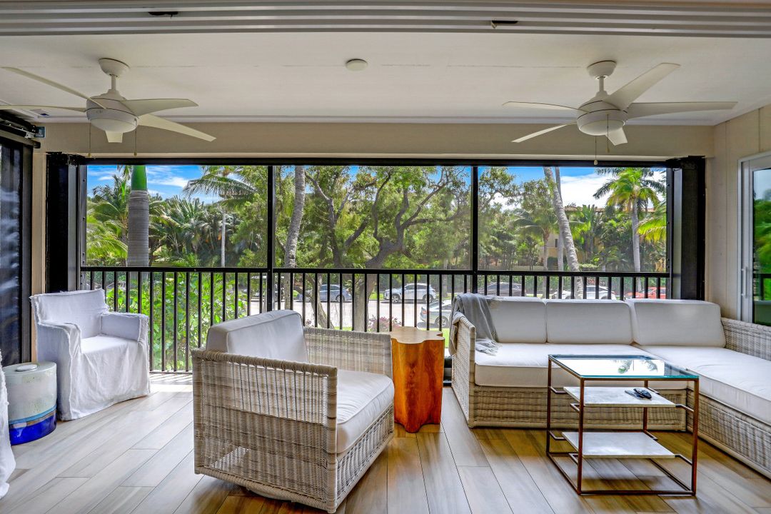 225 5th Ave S #104, Naples, FL 34102