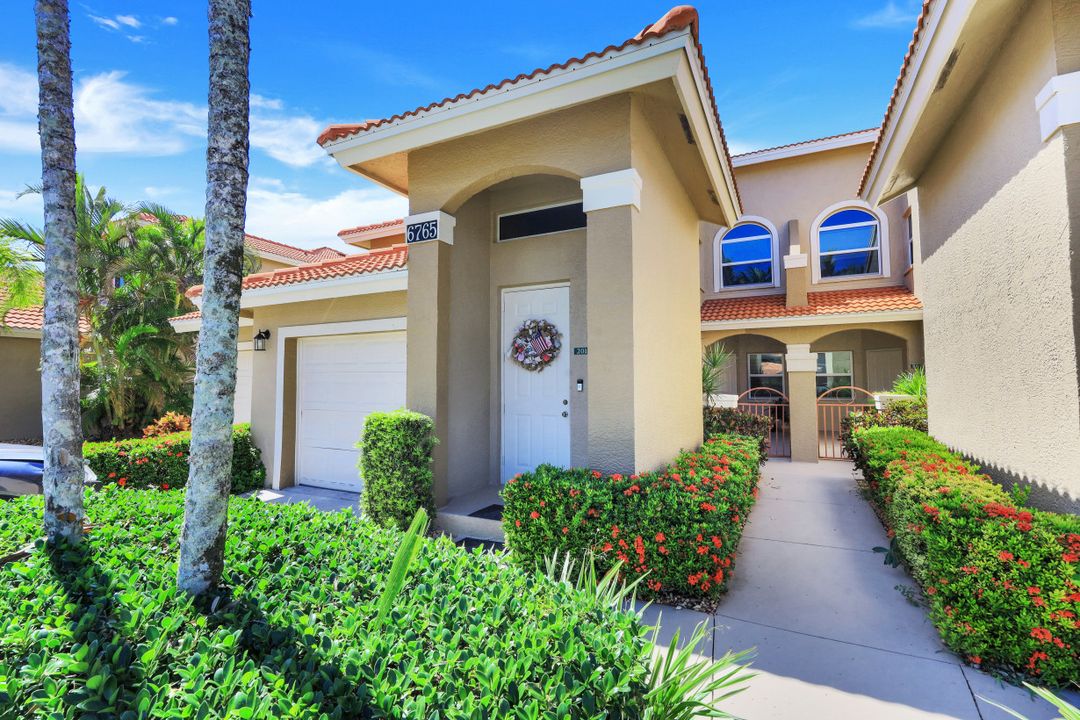 6765 Huntington Lakes Cir  #201, Naples, FL 34119