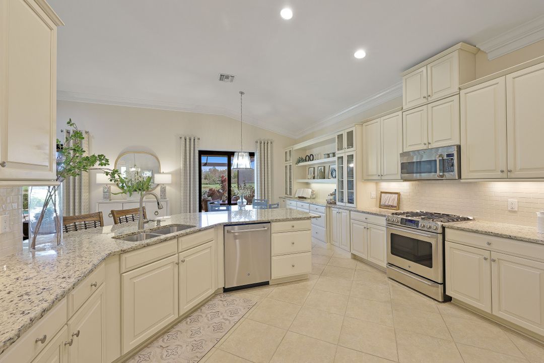 8880 Savona Ct, Naples, FL 34119