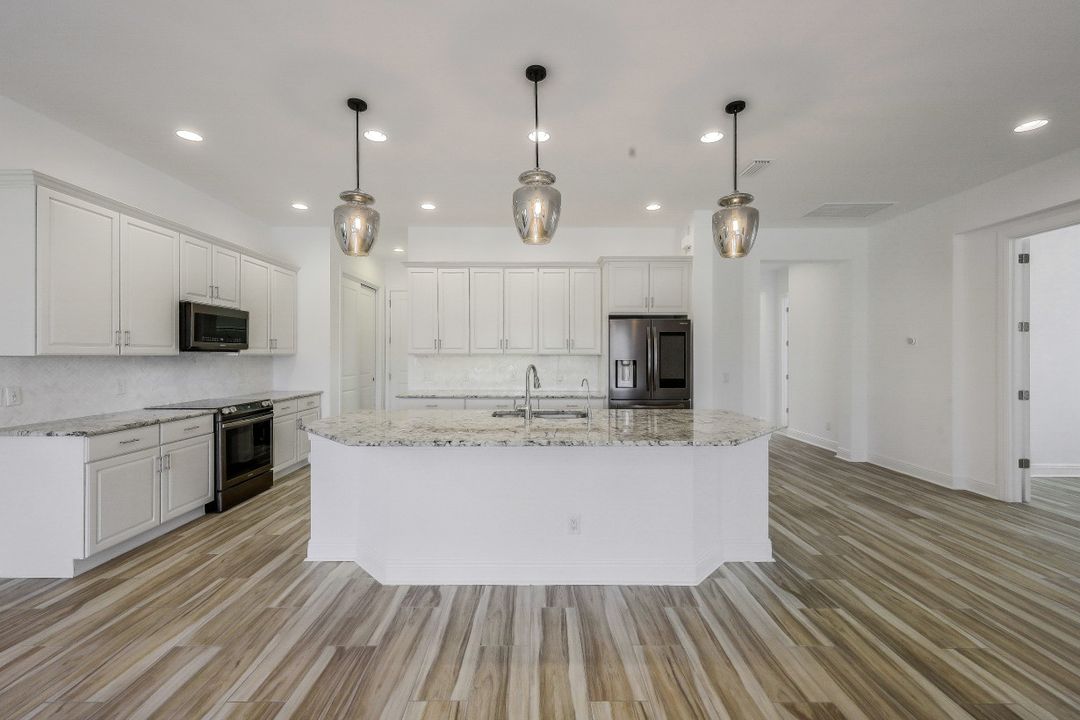 4098 Raffia Dr, Naples, FL 34119