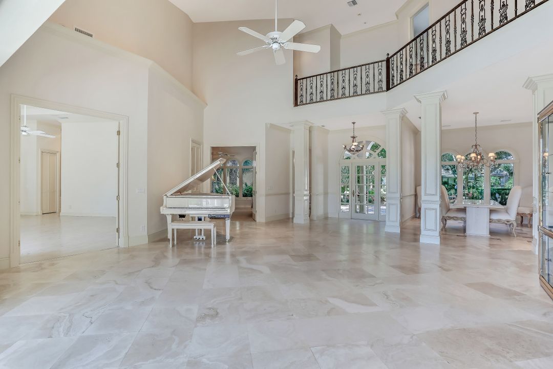 969 Barcarmil Way, Naples, FL 34110
