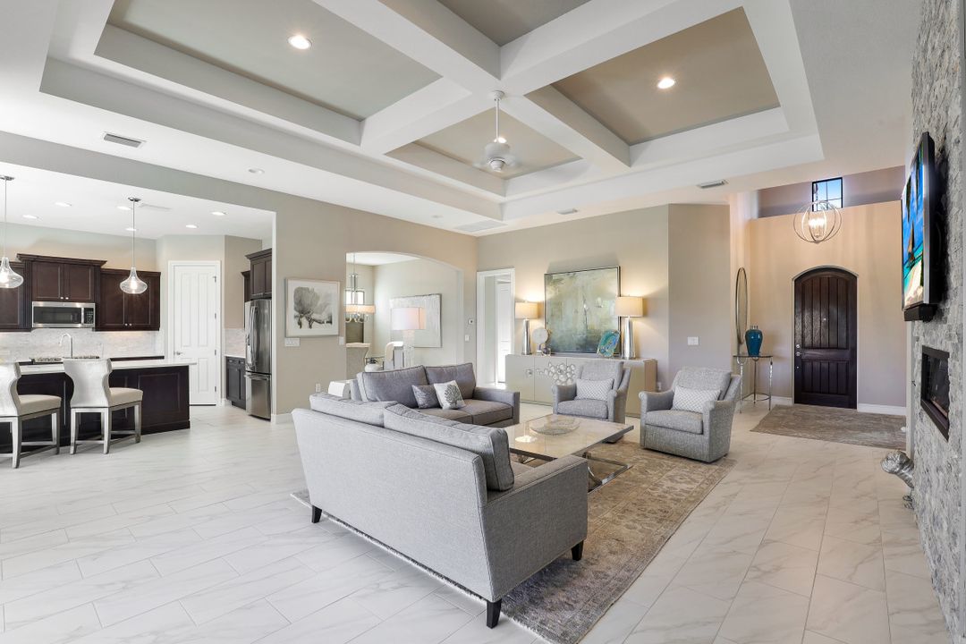 7247 Lantana Cir, Naples, FL 34119