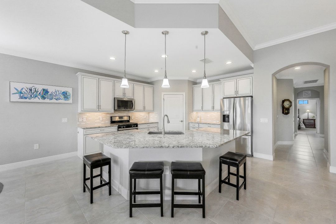 2137 Frangipani Cir #3 - 202, Naples, FL 34120