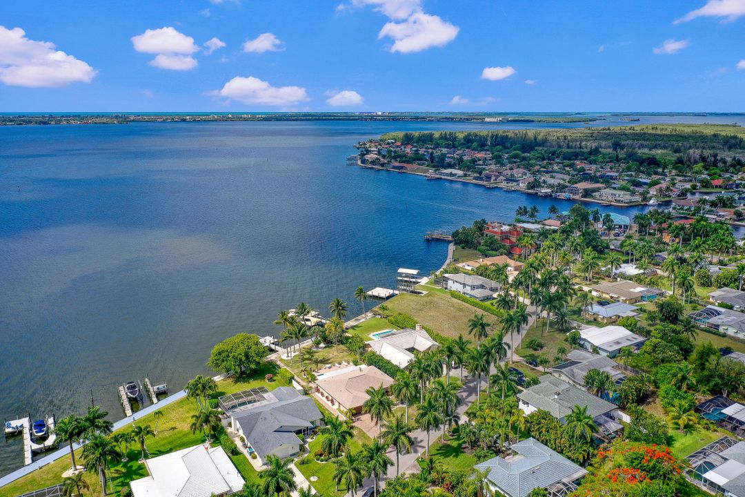 256 Bayshore Dr, Cape Coral, FL 33904