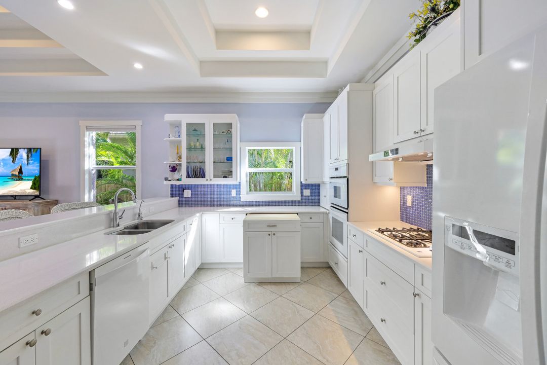 721 93rd Ave N, Naples, FL 34108