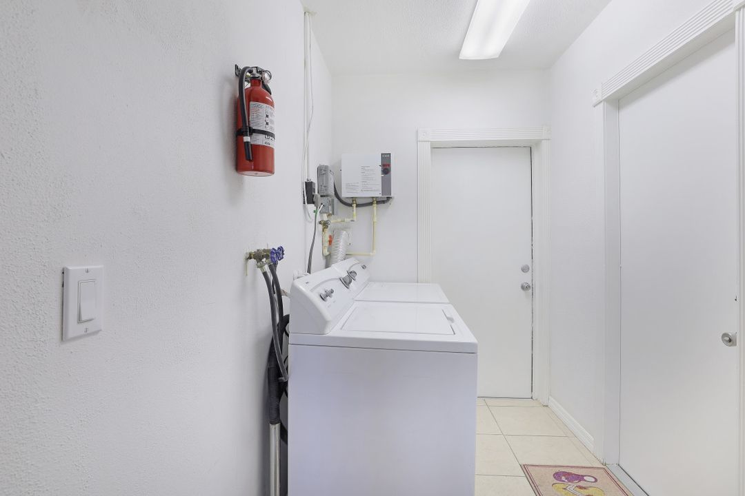 3923 SE 9th Ct, Cape Coral, FL 33904