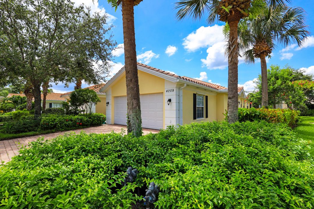 4209 St George Ln, Naples, FL 34119
