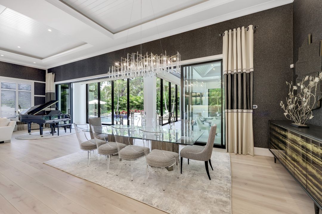 359 Warwick Way, Naples, FL 34110