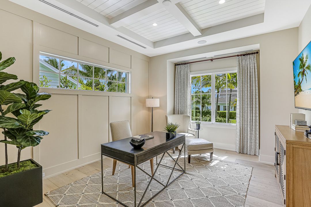 1040 2nd St S, Naples, FL 34102