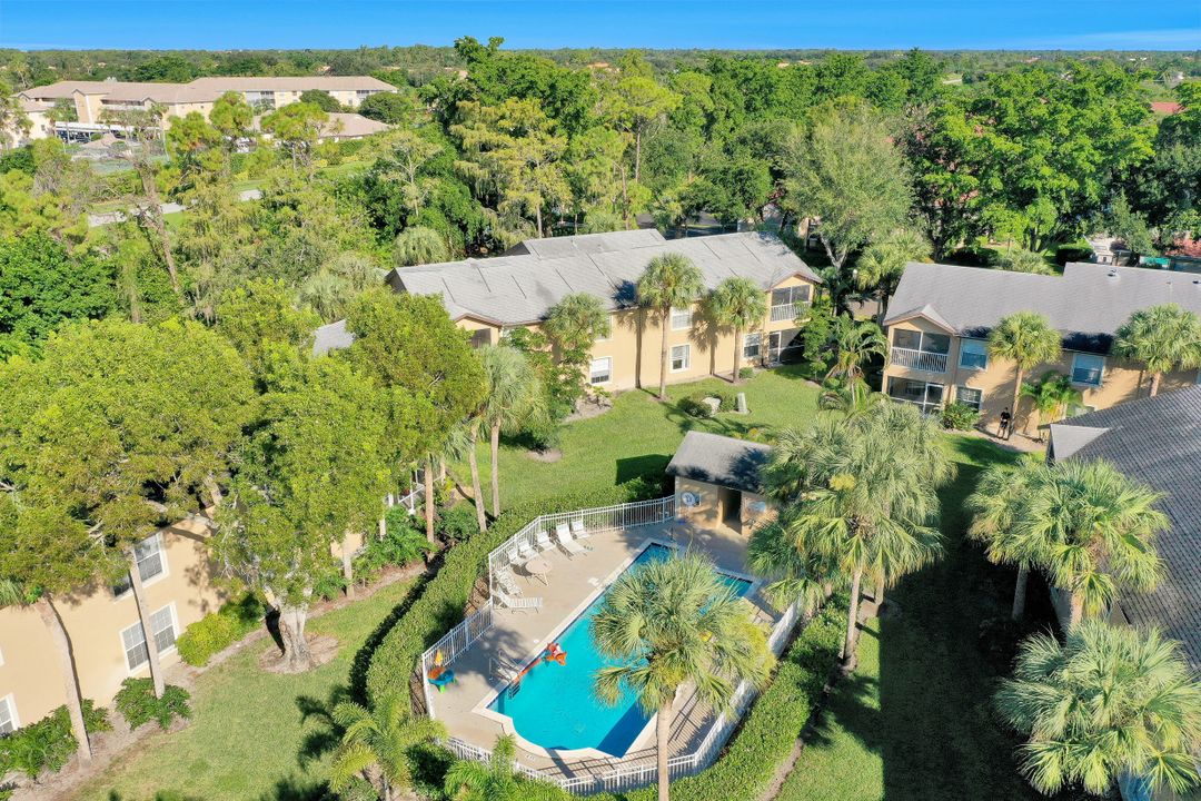 9605 Crescent Garden Dr, Naples, FL 34109