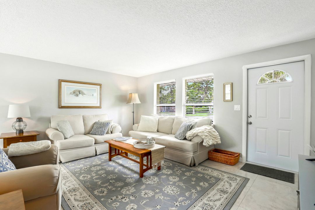 698 105th Ave N, Naples, FL 34108