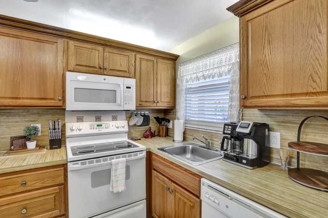 190 Turtle Lake Ct #203, Naples, FL 34105