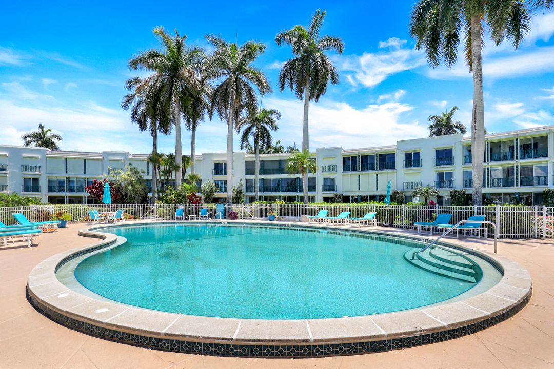 383 Harbour Dr #302, Naples, FL 34103