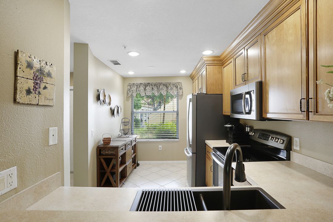 6645 Huntington Lakes Cir #104, Naples, FL 34119