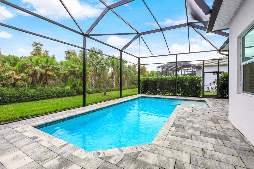 9003 Redonda Dr, Naples, FL 34114