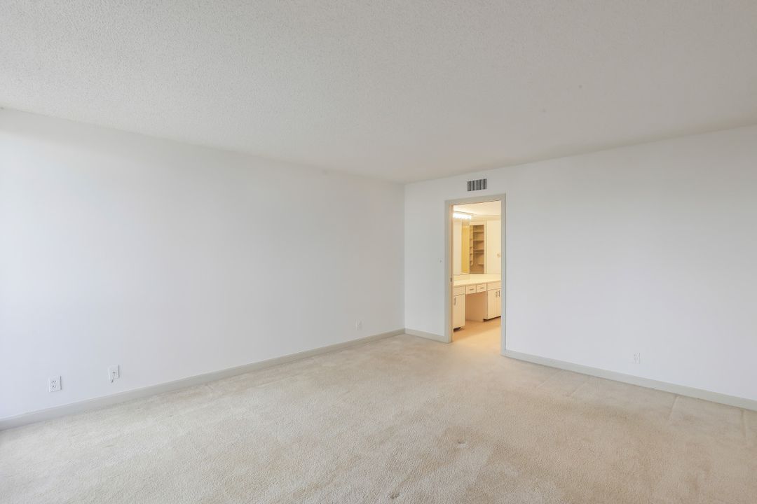 4901 Gulf Shore Blvd N #402, Naples, FL 34103