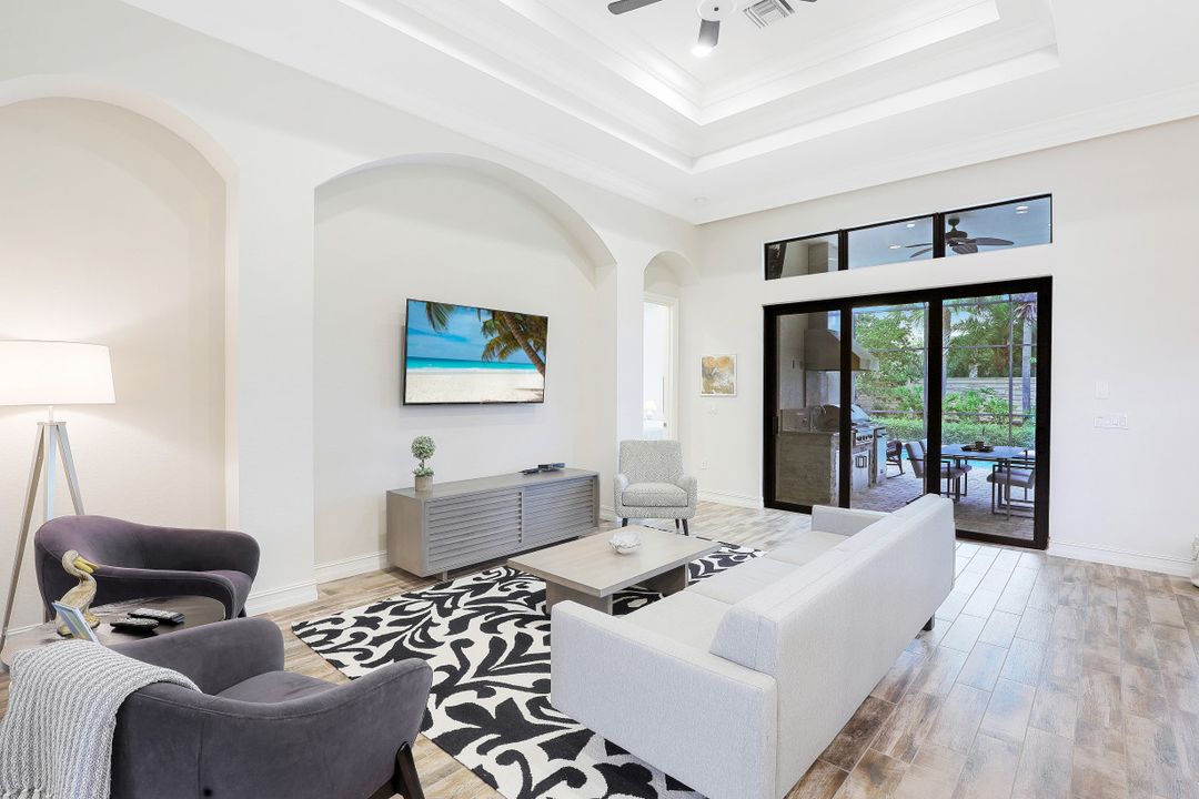 7327 Lantana Cir, Naples, FL 34119